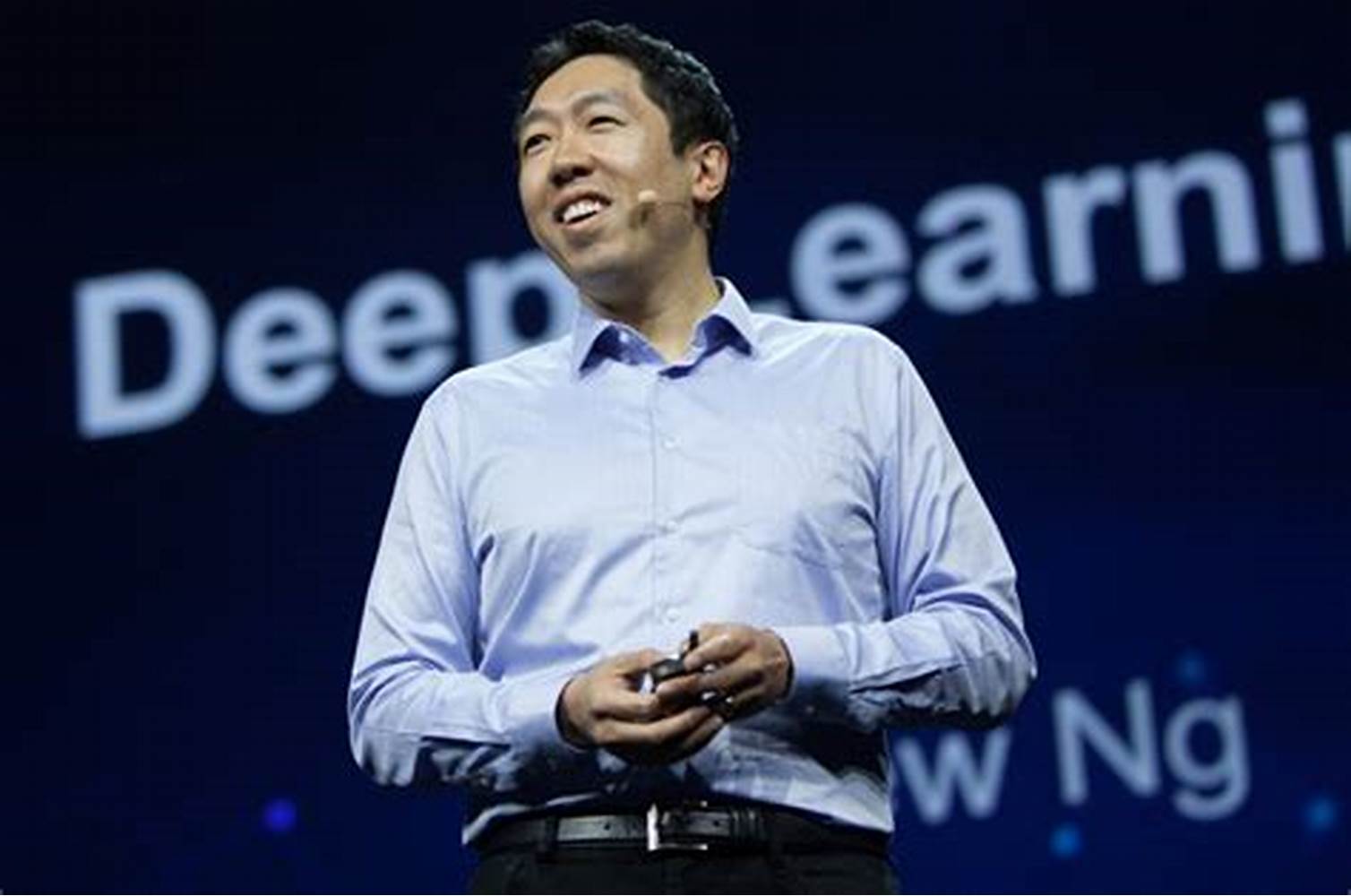 Andrew NG Deeplearning dando un discurso