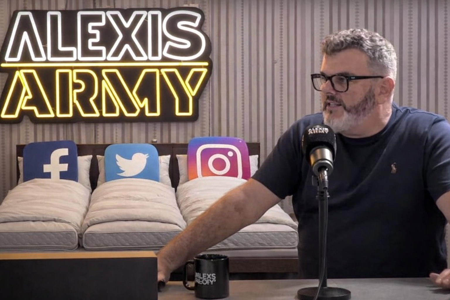 Alexis Amaya da a probar sus colchones a las redes sociales