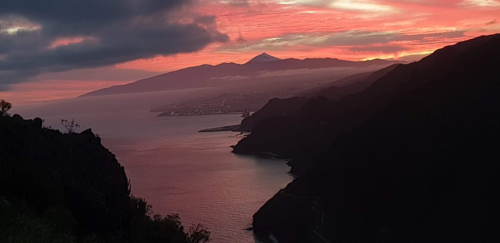 Fotografía real sin filtro ni IA con el Teide al fondo desde Igueste de San Andrés, Tenerife, Ruymán Gil