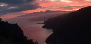 Fotografía real sin filtro ni IA con el Teide al fondo desde Igueste de San Andrés, Tenerife, Ruymán Gil