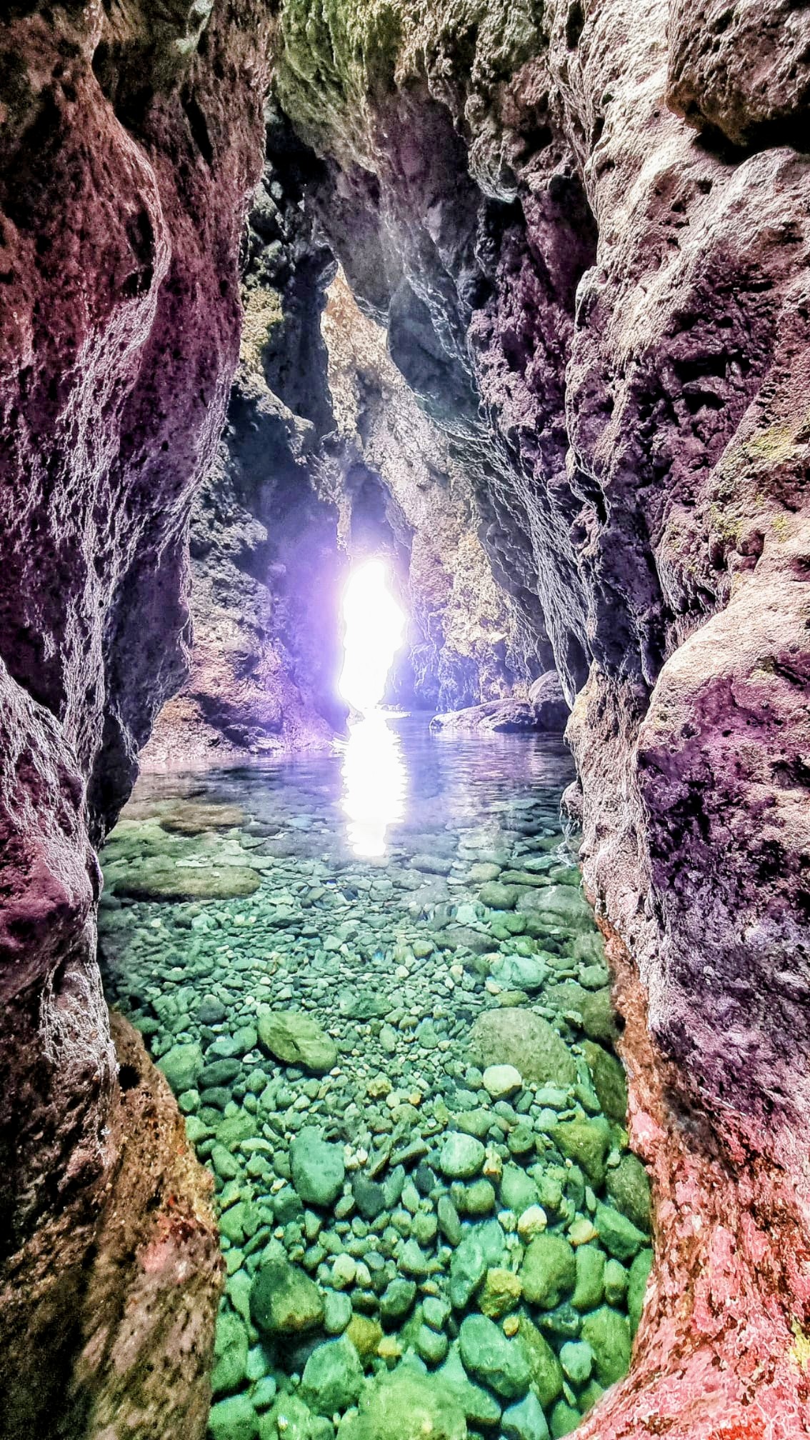 Interior de la Cueva de los Colores en Tenerife