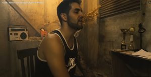 El cantante SHÉ en una escena del videoclip de la canción Sufrir es crecer