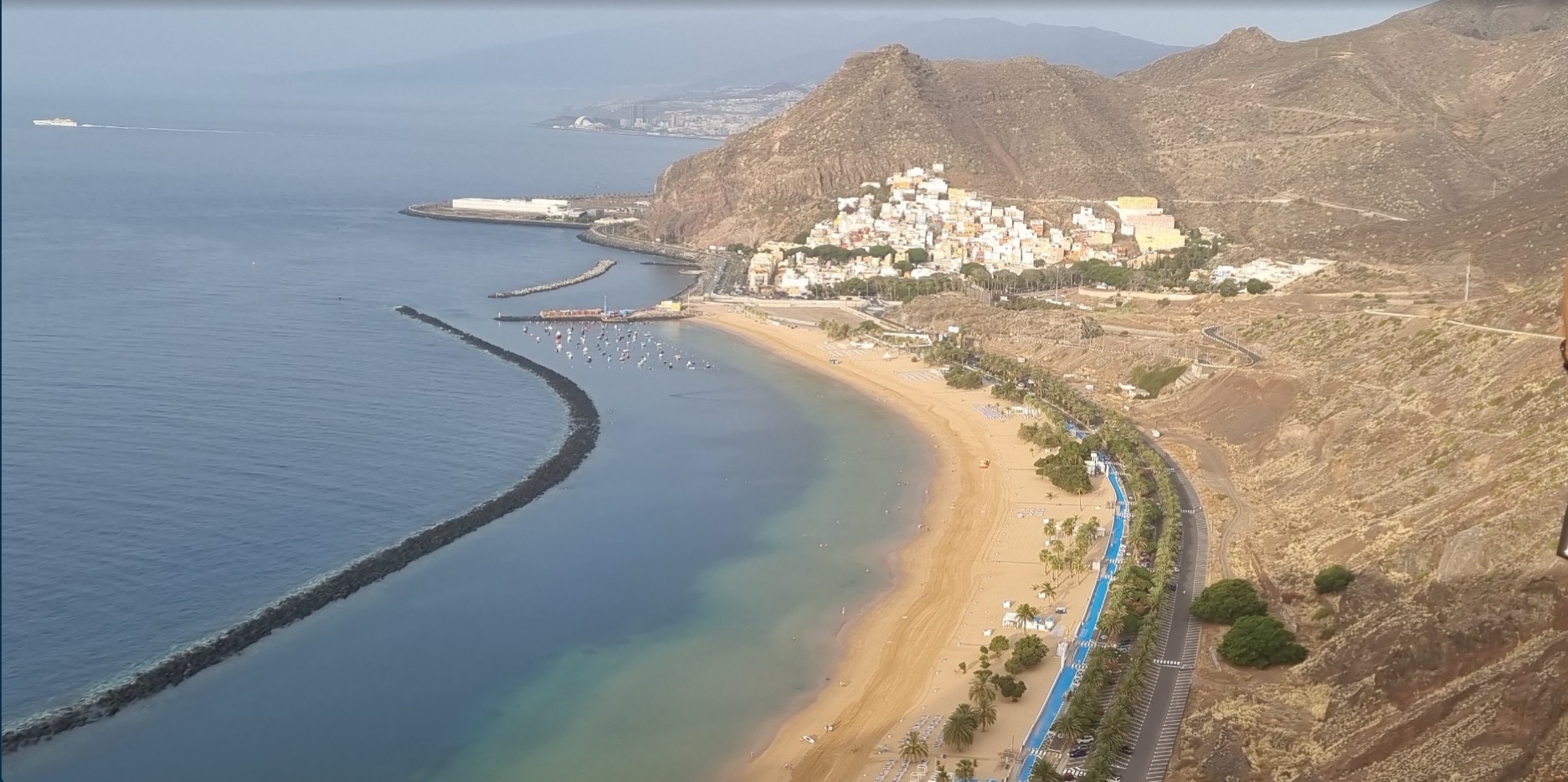 Vista panorámica de la Playa de Las Teresitas desde arriba